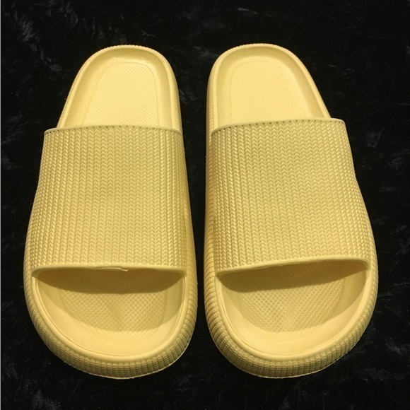 no brand Shoes - Single strap pillow cloud soft sandals slides. Yellow. Size 9